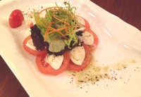 Insalata Caprese, salad terdiri dari irisan tomat yang diberi mozzarella segar warna putih. Salad bercitarasa segar dengan jejak asam dari vinaigrette dan sapuan minyak zaitun.