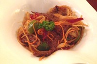 Spaghetti Lada Hitam diberi potongan daging, irisan cabai merah kering, bawang bombay dan paprika hijau.Saus lada hitam memiliki sentakan pedas dari cabai dan lada hitam.