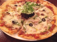 Pizza Sambal Matah berupa pizza tipis dengan topping lelehan keju, irisan black olive dan irisan cabai hijau. Pizza diberi campuran ikan tuna, saus tomat dan sambal matah. Secara keseluruhan rasanya pedas lezat.