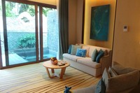 Bila di lantai bawah tamu dimanjakan dengan pemandangan laut, lantai atas dari Suite ini menghadirkan teras hijau pepohonan. Ada pula jacuzzi outdoor untuk bersantai dengan suasana alam (Mutiara/detikTravel)