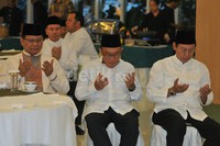     Semua petinggi partai Koalisi Merah Putih menghadiri acara ini. Prabowo, Abu Rizal Bakrie dan Djan Faridz berdoa.