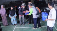 Perwakilan Amphuri memberikan bantuan kepada warga.