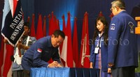 Setelah pelantikan, para kader yang dilantik menekan komitmen pakta integritas.