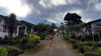 Meski aktivitas gempa tremor meningkat, warga yang berada di kaki Gunung Raung, Dusun Mangaran, Desa Sumber Arum, Kecamatan Songgon, Banyuwangi tetap beraktifitas normal. Putri Akmal/detikFoto.