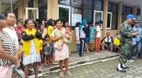 Warga sekitar kaki Gunung Raung memadati PPGA Raung. Mereka ingin mengetahui aktivitas kegempaan Gunung Raung. Beberapa petugas dari Kodim 0825 Banyuwangi terlihat ikut aktif mengamankan situasi. Putri Akmal/detikFoto.