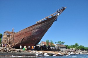 Kalondo Lopi, Prosesi Unik Menarik Kapal di Bima