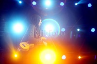 Mayang Ayu Faluthamia juga siap bermain gitar sambil melantunkan suara indahnya