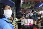 Para Penumpang Pesawat Memakai Masker