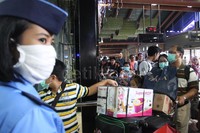 mereka memakai masker karena bau asap bekas terbakarnya JW Lounge masih tercium