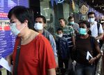 Para Penumpang Pesawat Memakai Masker
