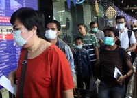 penumpang memakai masker