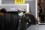 Para Penumpang Pesawat Memakai Masker