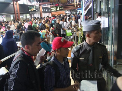 Penumpang Menumpuk di Terminal 2D Bandara Cengkareng