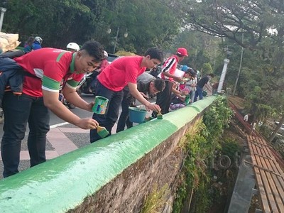 Relawan Bogoh Ka Bogor Mengecat Jembatan Sempur