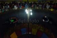 Untuk bisa menyaksikan cukup membayar Rp 8000/orang