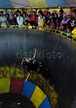 Tong Setan Jadi Idola Pasar Malam