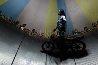 Yanti, perempuan satu-satunya di Indonesia yang ahli memacu motor dengan keberaniannya