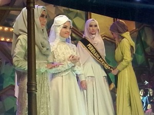 Bella Almira Sujud Syukur Jadi Juara Sunsilk Hijab Hunt 2015