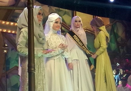Bella Almira Sujud Syukur Jadi Juara Sunsilk Hijab Hunt 2015