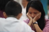 WGM Irene Kharisma Sukandar, fokus saat bertarung di turnamen catur cepat 25 menit Ramadhan Cup 2015.
