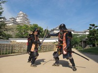 Di Kastil Himeji, turis juga dapat menyaksikan pertunjukan samurai. Suatu pasukan elit dari zaman Edo yang bertugas menjaga kastil ini. Pakaian mereka lengkap, dan membawa katana asli! (Afif/detikTravel)