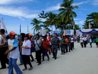 Warga dan wisatawan dihibur berbagai atraksi budaya dan wisata alam di Pulau Biak. Tampak pengunjung seru-seruan menari tradisional khas pulau di Papua tersebut (Sastri/detikTravel)