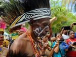 Serunya Festival Tangkap Ikan di Pesisir Pantai Biak