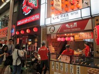 Dotonbori Street lokasinya sekitar 5 menit jalan kaki dari Stasiun Namba. Siap-siap kalap, karena toko suvenir dari makanan ringan sampai kaos dan rumah makan berderet di kanan dan kiri Anda (Afif/detikTravel)
