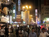 Bagi traveler yang suka foto-foto, Dotonburi Street pun menjadi objek foto yang menarik. Rasakan suasana malam khas dari Osaka (Afif/detikTravel)