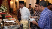 Jokowi bersiap santap malam.