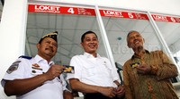 Jonan menunjukkan kartu multi trip KRL.