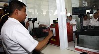 Jonan mengambil kartu multi trip KRL.
