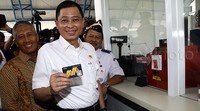 Jonan menunjukkan kartu multi trip KRL.