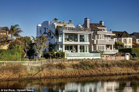 Rumah Tepi Pantai Jean-Claude Van Damme Dijual Rp 133 M Rumah Tepi Pantai Jean-Claude Van Damme Dijual Rp 133 M