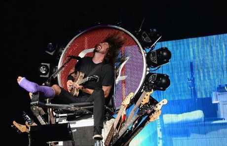 Jatuh dari Panggung, Dave Grohl Tampil dengan Kursi Khusus