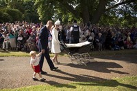 Tiba di lokasi pembaptisan, pasangan William dan Kate serta kedua buah hati mereka, Pangeran George dan Putri Charlotte langsung disambut hangat. Pool/Matt Dunham/Getty Images/detikFoto.