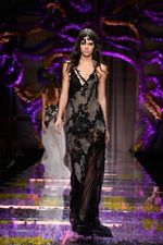 Kendall Jenner Tampil Gothic di Paris Fashion Week