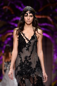 Lewat detail lace, Kendall pamer lekuk tubuhnya. Pascal Le Segretain/Getty Images/detikFoto.
