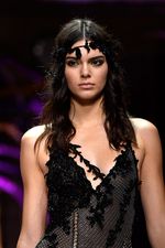 Kendall Jenner Tampil Gothic di Paris Fashion Week