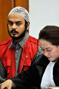 Rio Reifan tampak makin gemuk dan berewokan saat menjalani sidang narkoba. Pool/Noel/detikFoto.