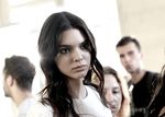 Kendall Jenner Tampil Gothic di Paris Fashion Week