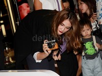 Luna Maya asyik memotret dengan kameranya. Pool/Gus Mun/detikFoto.