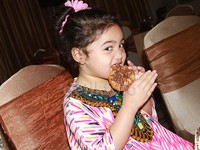 Saat makan donat pun Amora tampak menggemaskan. Pool/Gus Mun/detikFoto.