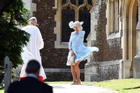 Saat tiba di Gereja St Mary Magdalene di King's Lynn, Inggris, dress biru muda yang dikenakannya terlihat tertiup angin. Mary Turner - WPA Pool/Getty Images/detikFoto.