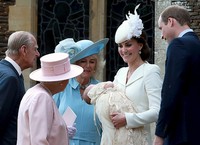 Camilla bersama Ratu Elizabeth, Pangeran Phillip, Kate Middleton, dan Pangeran William usai pembaptisan Putri Charlotte. Chris Jackson/Getty Images/detikFoto.