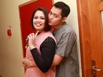 Aww! Mesranya Ely Sugigi dan Pacar Gantengnya Peluk-pelukan