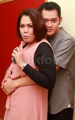 Aww! Mesranya Ely Sugigi dan Pacar Gantengnya Peluk-pelukan