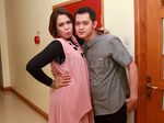 Aww! Mesranya Ely Sugigi dan Pacar Gantengnya Peluk-pelukan