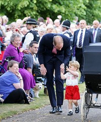 So cute... George melambaikan tangannya pada pengunjung. Chris Jackson/Getty Images/detikFoto.
