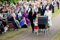Para pengunjung pun tampak sangat antusias mendapat lambaian dari George. Matt Dunham - WPA Pool/Getty Images/detikFoto.